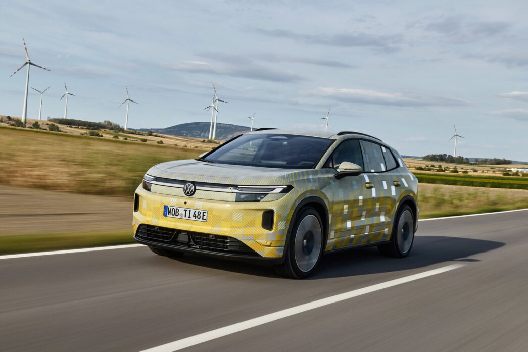 2027 Volkswagen ID. Tiguan kamuflajlı prototipinin ön yan görünümü