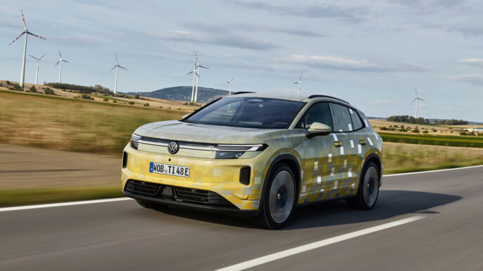 2027 Volkswagen ID. Tiguan kamuflajlı prototipinin ön yan görünümü