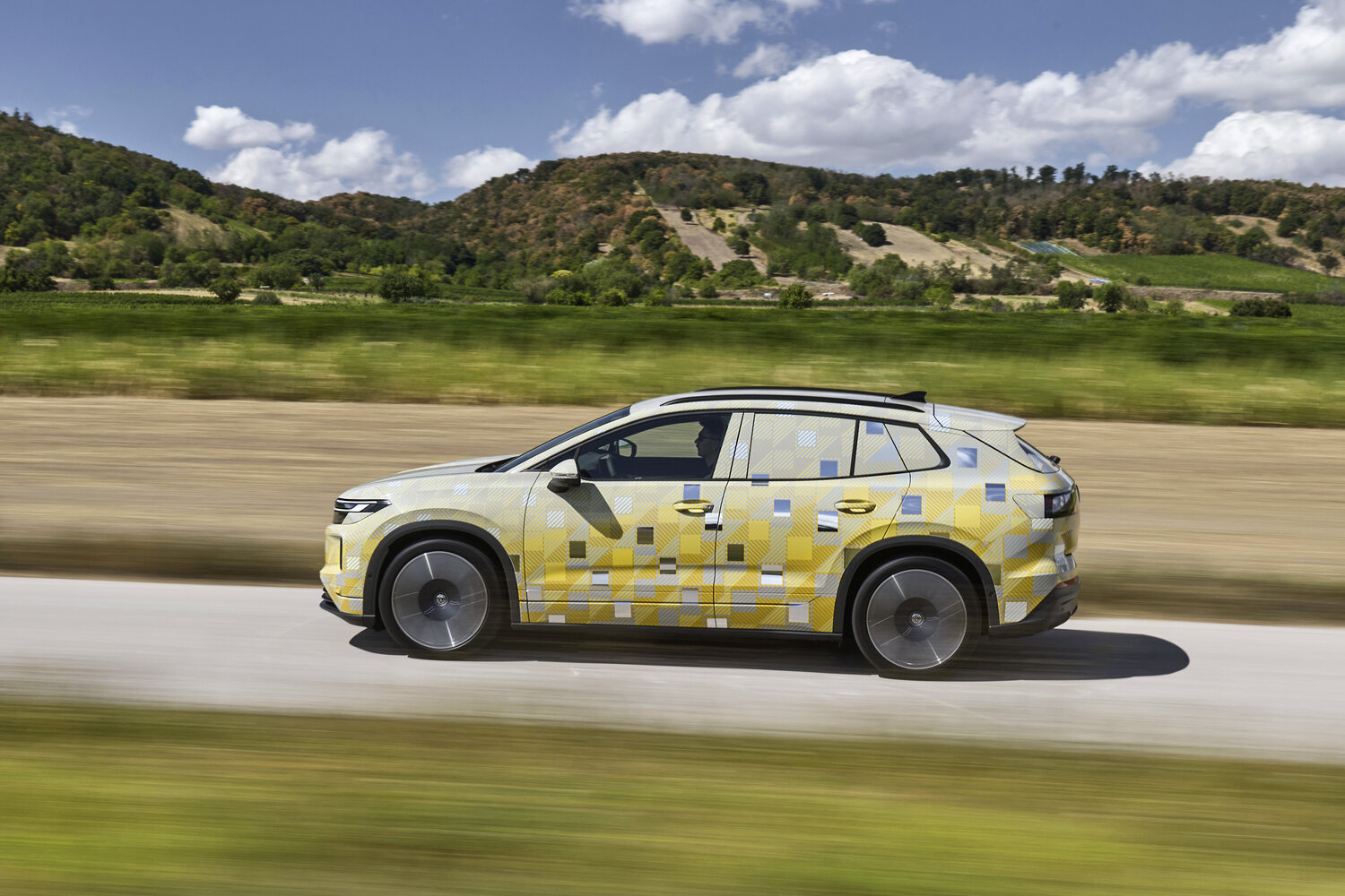 Volkswagen ID. Tiguan kamuflajlı prototipi test sürüşünde