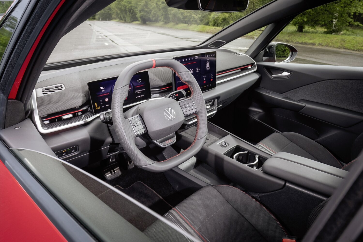 Volkswagen ID.3 GTI kokpiti ve spor direksiyon simidi