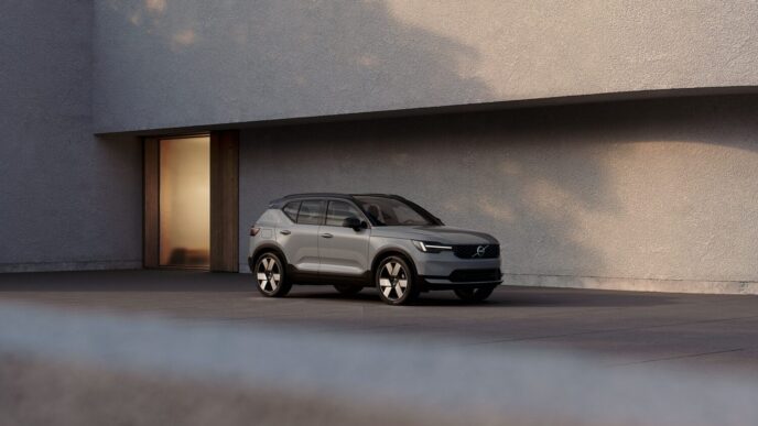 Yenilenen Volvo XC40 2026 ön çapraz görünüm