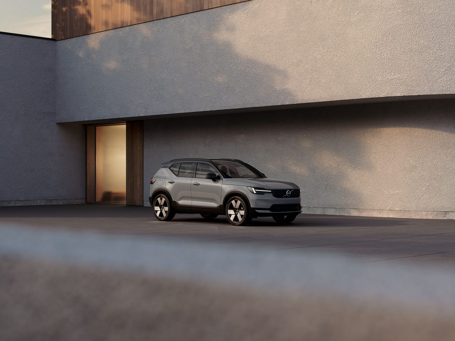 Yenilenen Volvo XC40 2026 ön çapraz görünüm