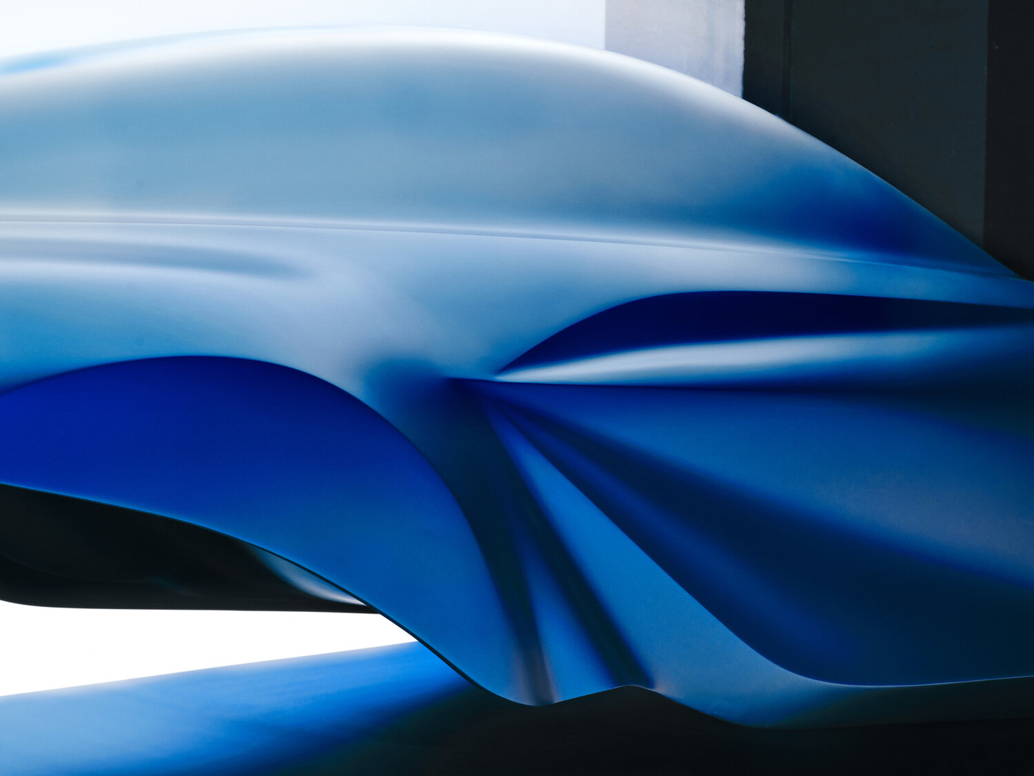 Yeni Alpine A110 tasarım heykelinde gövde kıvrımı yakın çekim