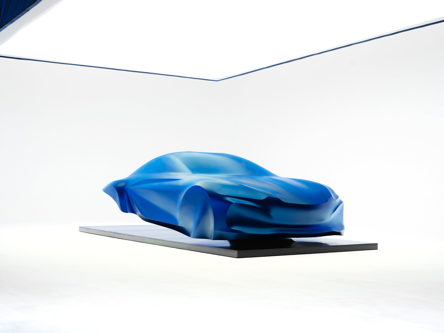 Yeni Alpine A110 tasarım heykelinin yan profili