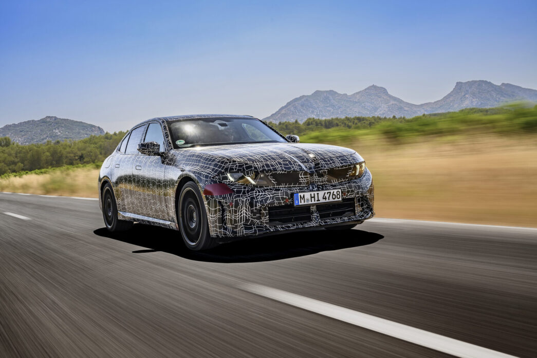 Yeni BMW 3 Serisi'nin kamuflajlı prototipi yolda önden görünüm