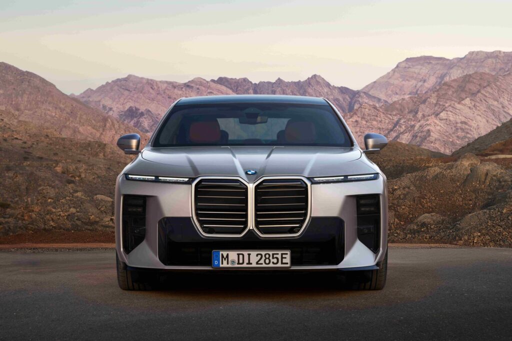 Yeni BMW 7 Serisi BMW Iconic Glow aydınlatmalı böbrek ızgaraları ve kristal farlar