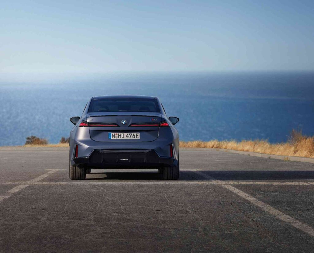 Tamamen elektrikli BMW i3 arkadan görünüm