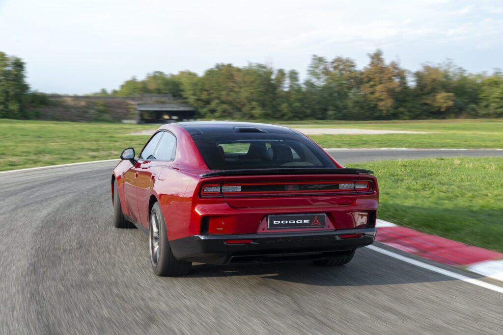 670 beygir gücündeki elektrikli yeni Dodge Charger Daytona pistte