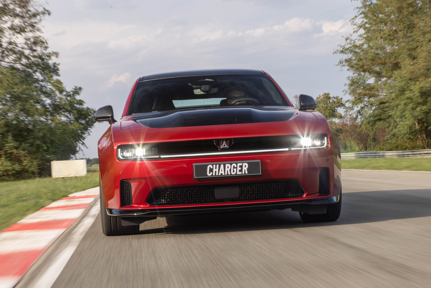 Yeni Dodge Charger Daytona ön tasarımı ve CHARGER plakası