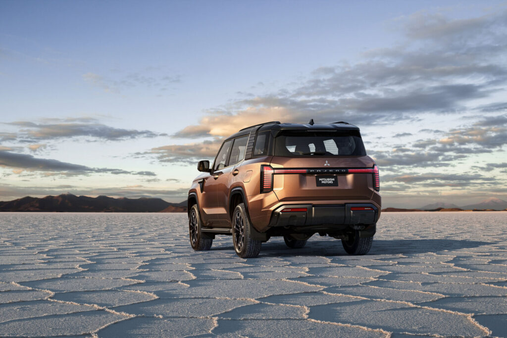 Yeni Mitsubishi Pajero arkadan görünüm ve altıgen arka motifi