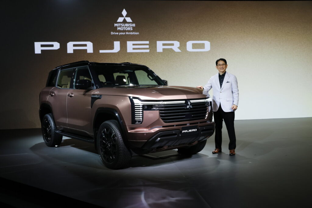 Yeni Mitsubishi Pajero dünya prömiyeri sahnesinde tanıtılırken