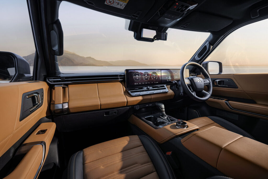 Yeni Mitsubishi Pajero iç mekânı ve yatay yerleşimli gösterge paneli
