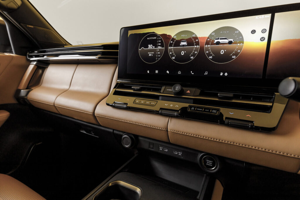 Yeni Mitsubishi Pajero Multi Meter ekranında rakım, yalpa ve yunuslama göstergeleri