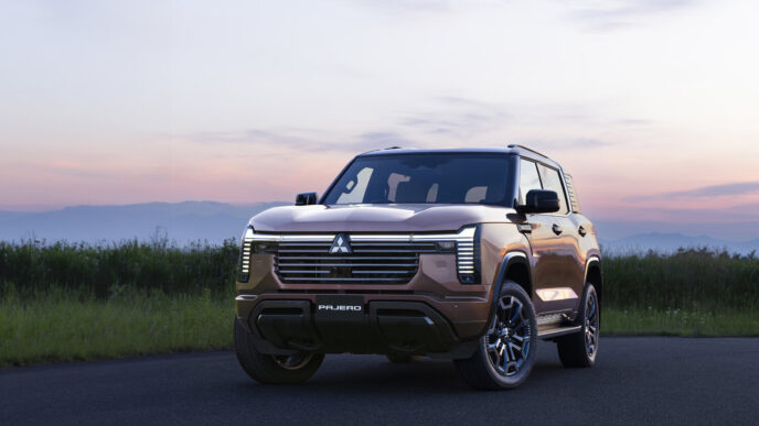 Yeni Mitsubishi Pajero Armor Copper Metallic renkte önden görünüm