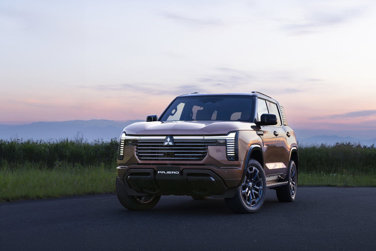 Yeni Mitsubishi Pajero Armor Copper Metallic renkte önden görünüm