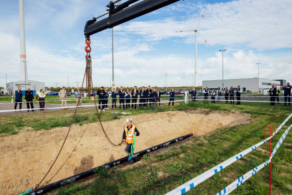Hidrojen boru hattının vinçle kanala yerleştirilmesi