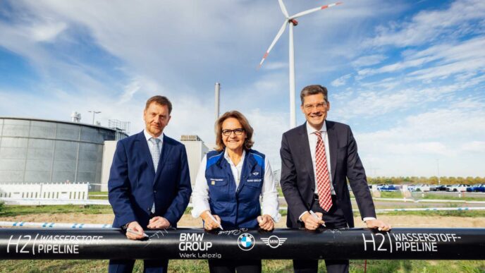 BMW Leipzig fabrikasında hidrojen boru hattı töreni, Saksonya Başbakanı Michael Kretschmer ve yetkililer