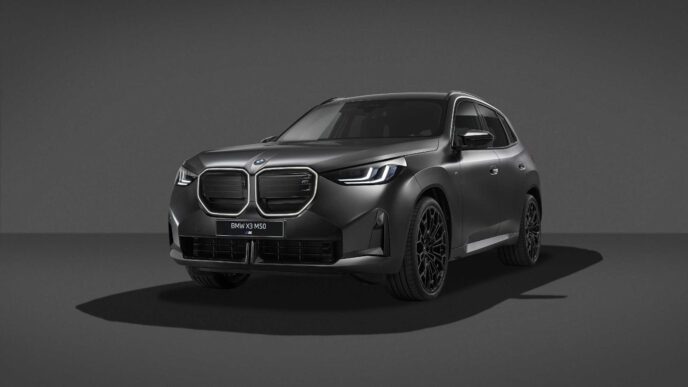 BMW X3 M50 xDrive Black Package ön üç çeyrek görünüm
