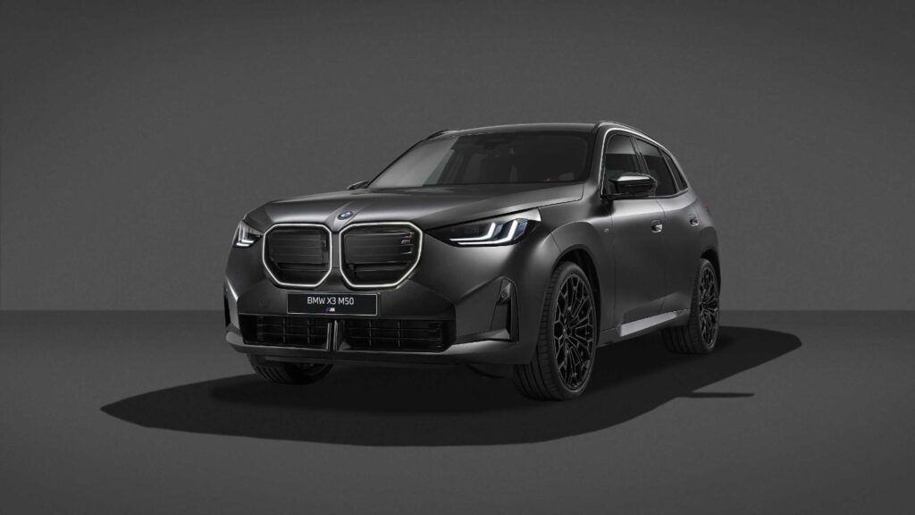 Black Package’li BMW X3 M50 xDrive stüdyo çekimi