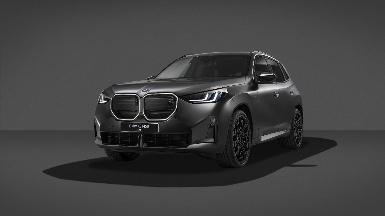 BMW X3 M50 xDrive Black Package ön üç çeyrek görünüm