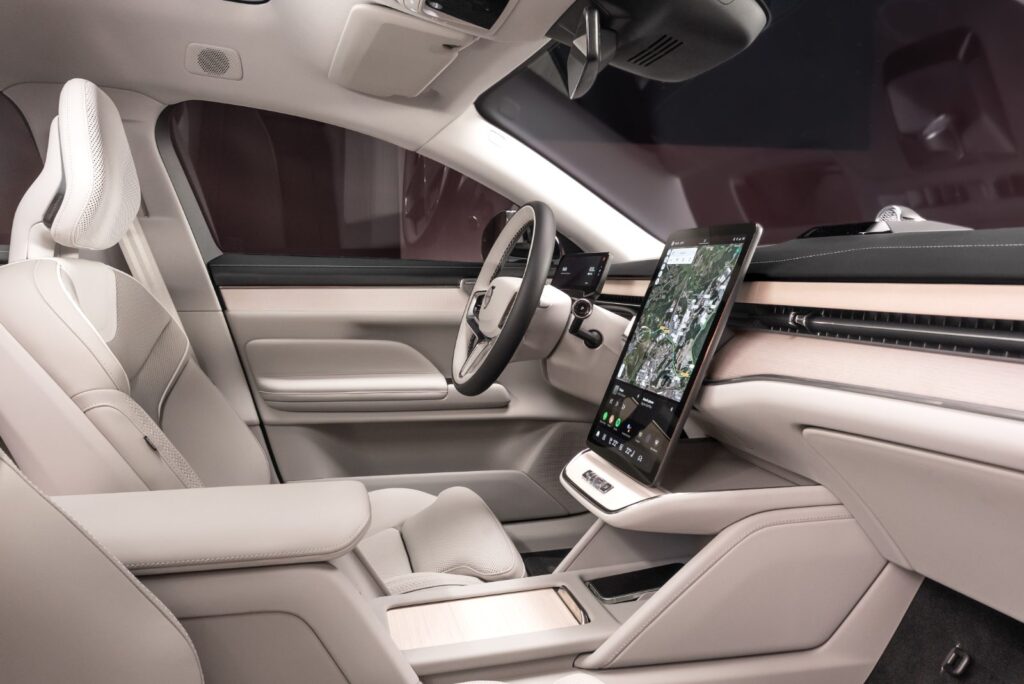 Yeni Volvo ES90 iç mekân ve dikey multimedya ekranı