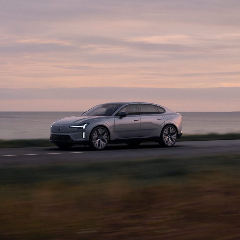 Elektrikli sedan sürüş halinde